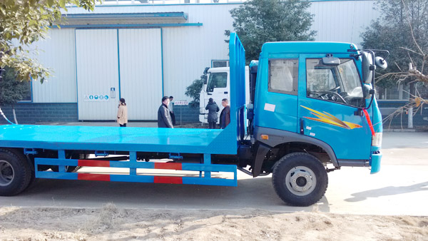 解放叉车运输车侧视图