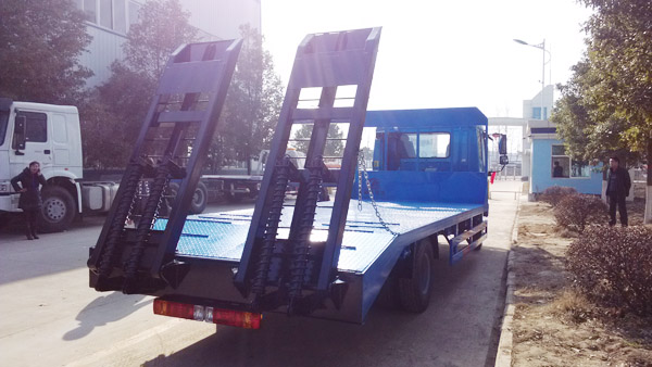 解放叉车运输车尾部视图