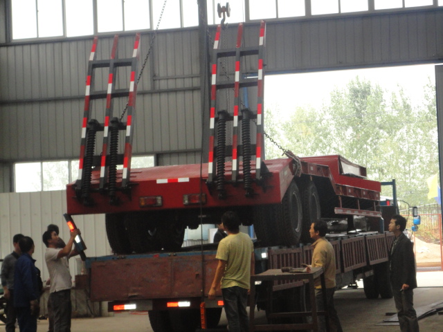 正在装车运输的半挂车