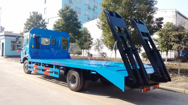 解放叉车运输车侧后视图