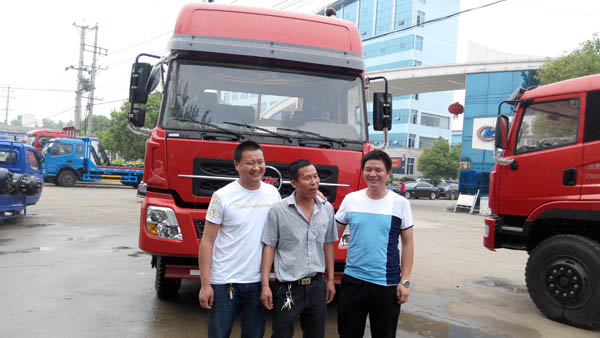 客户提楚风前四后八平板运输车拍照留恋