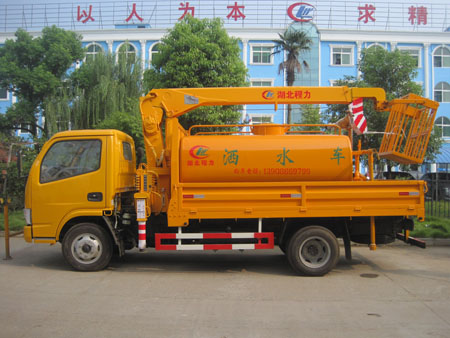 随车吊带洒水多功能车