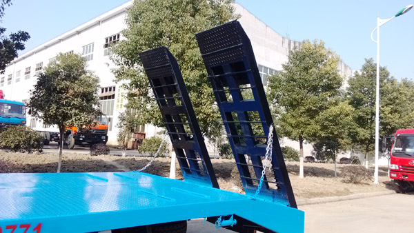 解放叉车运输车爬梯部分特写