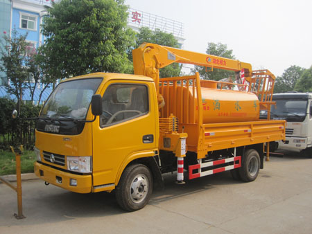 随车吊带洒水多功能车