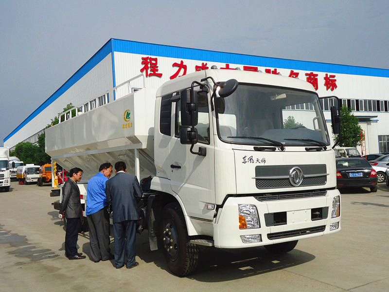 江苏林业局领导正在工程师指导下操作东风天锦散装饲料运输车