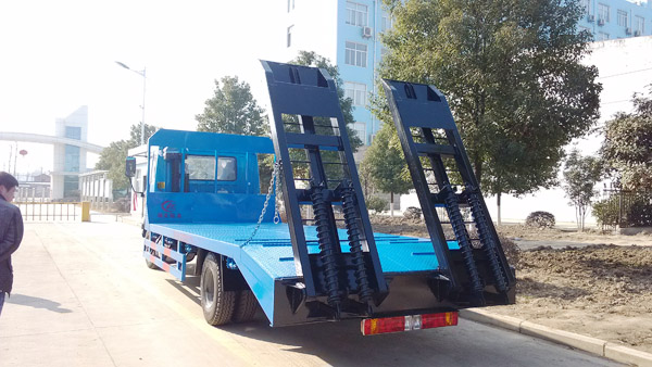 解放叉车运输车尾部视图