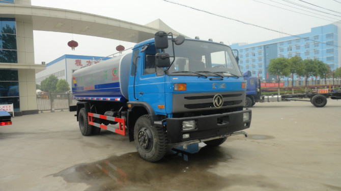 程力厂门 前的东风153洒水车