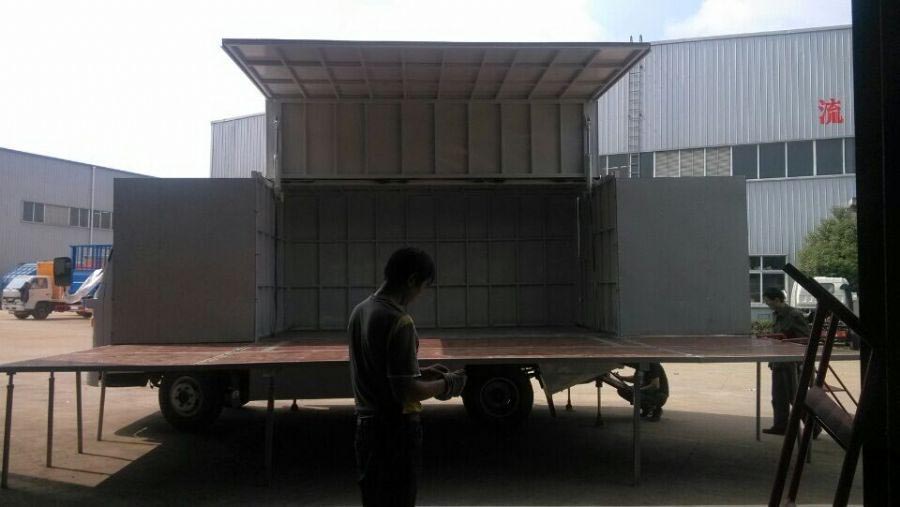 重汽王牌舞台车(侧面展开)