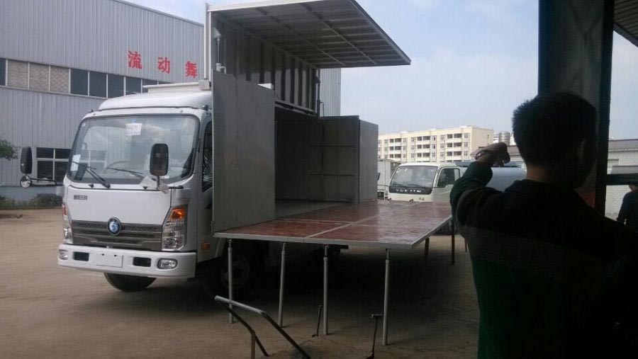 重汽王牌舞台车(侧面展开)