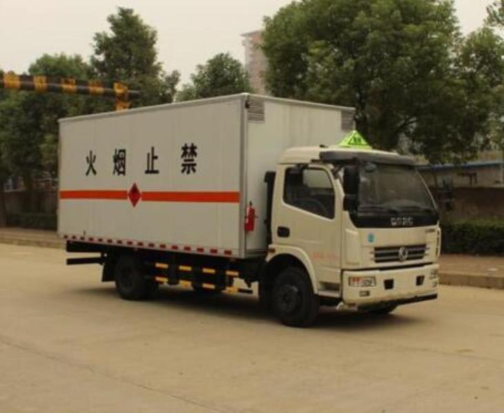 东风多利卡5.14米厢长易燃气体厢式运输车