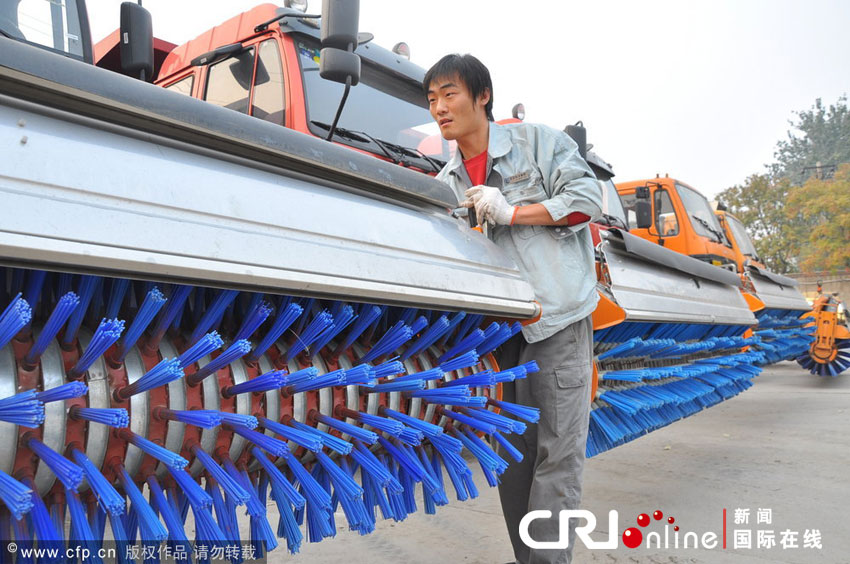 2012年11月3日上午，北京，工作人员正在对多功能除雪车进行检修调试。