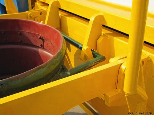 提升机构“抓取”垃圾桶