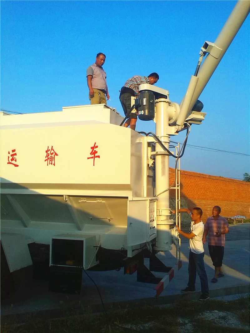 河南某养殖厂在我公司订够的饲料提升机 及 20方天锦饲料运输车