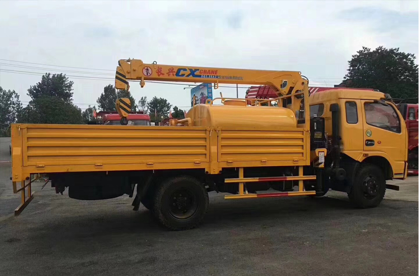 东风多利卡3.5吨随车吊带洒水车图片2