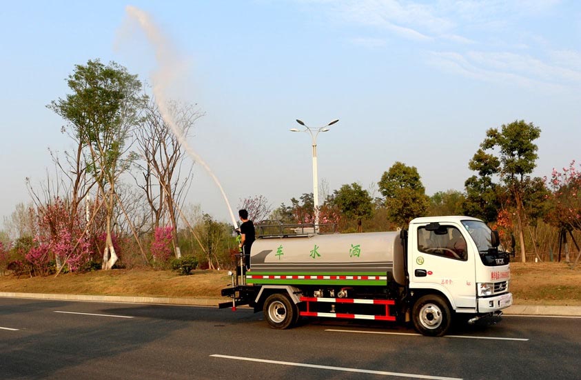 热销5吨东风环卫洒水车