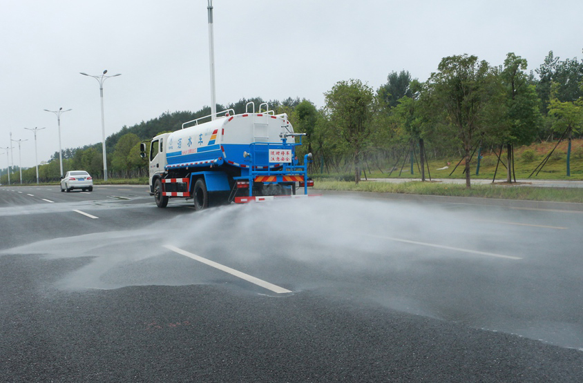 现车 东风多利卡8-10吨洒水车后洒功能演示