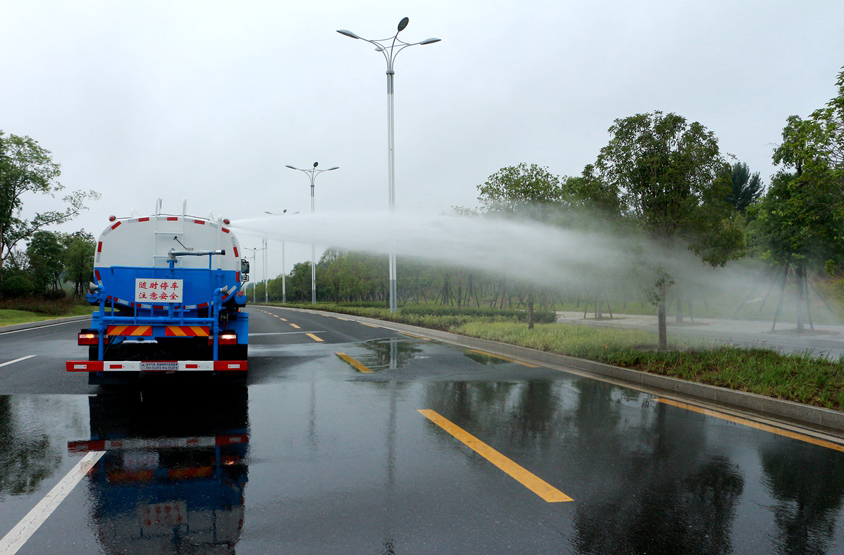 现车 东风多利卡8-10吨洒水车顶喷功能演示