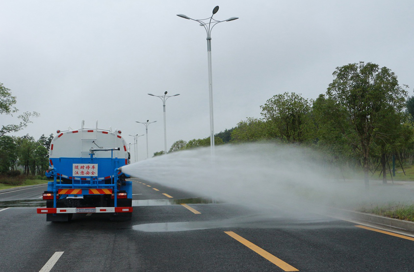 现车 东风多利卡8-10吨洒水车侧喷功能演示